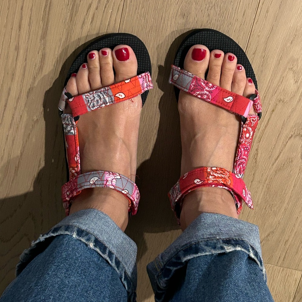 Arizona Love Red & Pink Bandana Print Sandals, US 9 - Picture 4 of 5